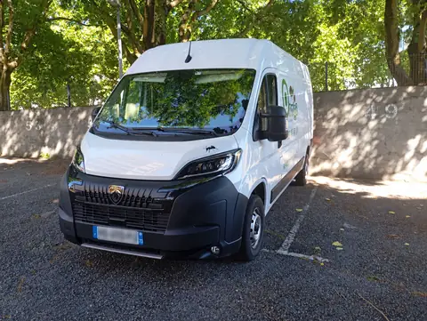 Véhicule de transport Ormiga prêt pour une livraison directe